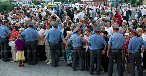 Усиленный наряд полиции сдерживает оцепление (2011 год). Редакционное фото, фотограф Александр Подшивалов / Фотобанк Лори