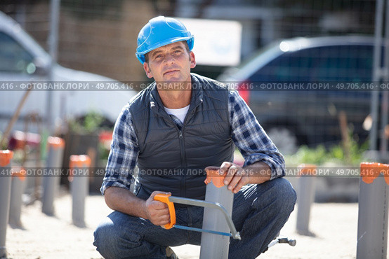 using a hacksaw to cut down some pipes. Стоковое фото, агентство Ingram Publishing / Фотобанк Лори