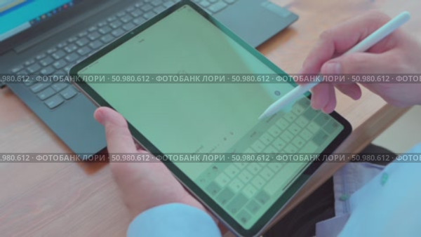 Using AI Grok on iPad. Стоковое AI-видео, аниматор Feruza Tashmetova / Фотобанк Лори