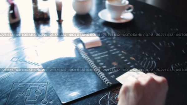 Using Credit Card for payment in cafe. Стоковое видео, видеограф Алексндр Сидоренко / Фотобанк Лори