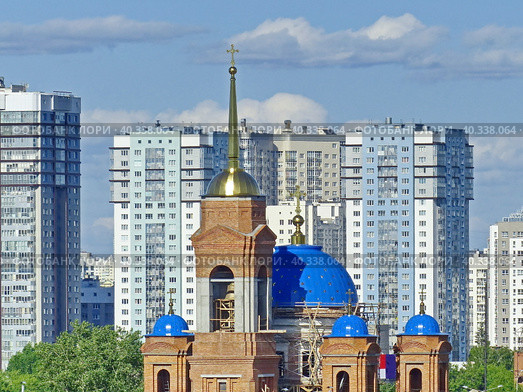 Успенский собор (Собор в честь Успения Пресвятой Богородицы) - действующий православный храм в Екатеринбурге, построенный в 1838 году. В 1940-х годах в здании был размещен хлебозавод, проработавший здесь около 70 лет. Собор - образец русского классицизма. Екатеринбург, Россия, (2019 год) Редакционное фото, фотограф Сергей Елизарьев / Фотобанк Лори