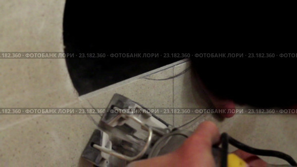 Установка дровяной печи. Работники делают отверстие в гипсокартоне. Стоковое видео, видеограф ActionStore / Фотобанк Лори