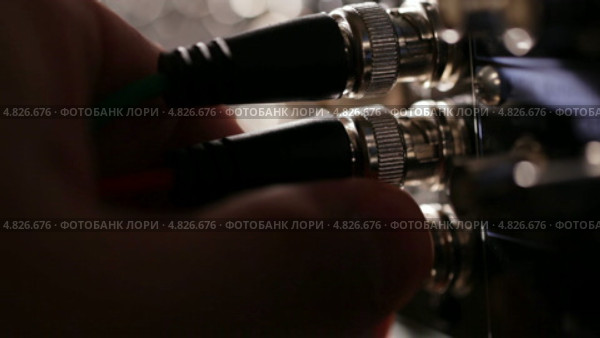 Установка RGB компонентного видео кабеля к профессиональной аппаратуре. Стоковое видео, видеограф Данил Руденко / Фотобанк Лори