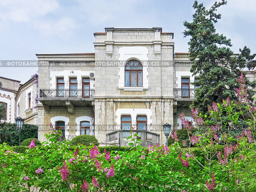 Юсуповский дворец на фоне цветущей сирени. Весна. Кореиз. Крым (2023 год). Редакционное фото, фотограф Татьяна Т / Фотобанк Лори