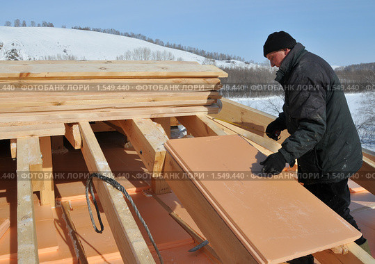Утепление крыши в Сибири (2010 год). Редакционное фото, фотограф Free Wind / Фотобанк Лори
