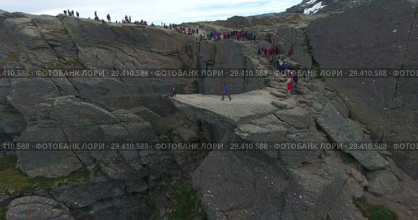 Утес Trolltunga (Язык тролля), вид со стороны фьордов. Очередь на край скалы для фотографирования. Норвегия (2018 год). Редакционное видео, видеограф Кекяляйнен Андрей / Фотобанк Лори