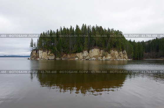 Утёс в заливе Камского водохранилища, река Кама, Пермский край. Стоковое фото, фотограф Алексей Иванов / Фотобанк Лори