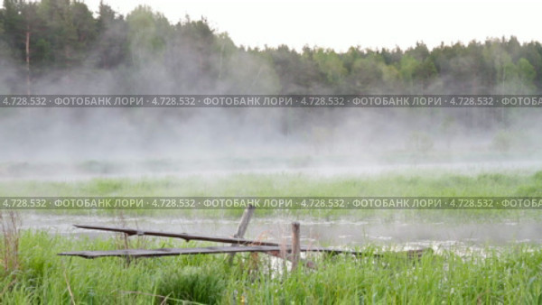 Утренний туман стелется над водой. Стоковое видео, видеограф Никита Майков / Фотобанк Лори