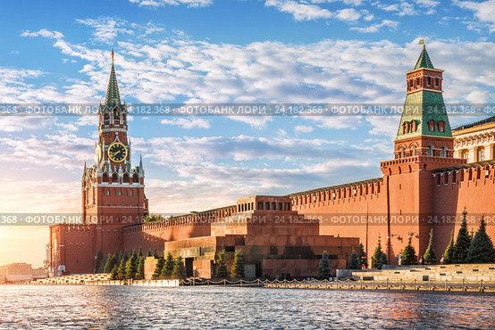 Утро Спасской башни, Москва (2016 год). Стоковое фото, фотограф Baturina Yuliya / Фотобанк Лори