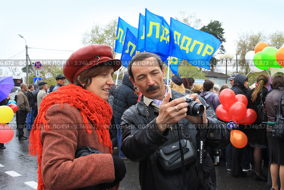 Увлеченные фотографы на фоне знамен ЛДПР (2012 год). Редакционное фото, фотограф Анатолий Матвейчук / Фотобанк Лори