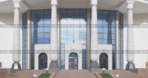 Узбекский национальный драматический театр на улице Навои, Ташкент, Узбекистан. The Uzbek National Academic Drama Theatre in Alisher Navoiy street. Sunny day view. (2024 год). Стоковое видео, видеограф Александр Кузнецов / Фотобанк Лори