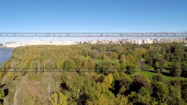 Южноприморский парк и новостройки, ранняя осень, Петербург, аэросъемка, улица Доблести (2015 год). Стоковое видео, видеограф Всеволод / Фотобанк Лори