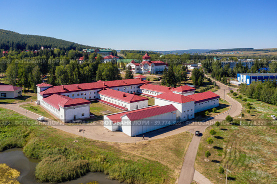 Южный Урал, бальнеологический санаторий Красноусольск летом: жилые и лечебные корпуса. Вид с воздуха. South Urals, Krasnousolsk Health Resort: territory of sanatorium, residential and medical buildings. Aerial view. (2022 год). Редакционное фото, фотограф Евгений Романов / Фотобанк Лори