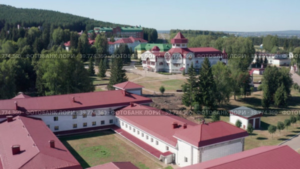 Южный Урал, бальнеологический санаторий Красноусольск летом: жилые и лечебные корпуса. Вид с воздуха. South Urals, Krasnousolsk Health Resort: territory of sanatorium, residential and medical buildings. Aerial view. (2022 год). Стоковое видео, видеограф Евгений Романов / Фотобанк Лори