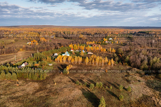Южный Урал, Башкирия, экопоселение Красная Поляна. Вид с воздуха. Southern Urals, Bashkiria, Krasnaya Polyana ecovillage. Aerial view. (2023 год). Стоковое фото, фотограф Евгений Романов / Фотобанк Лори