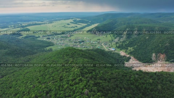 Южный Урал, Башкирия, село Ташла. Вид с воздуха. Southern Urals, Bashkiria, Tashla village. Aerial view. (2024 год). Стоковое видео, видеограф Евгений Романов / Фотобанк Лори