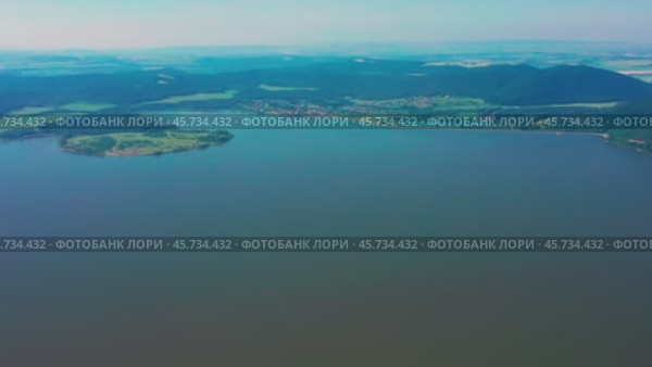 Южный Урал, Башкортостан, Нугушское водохранилище летом. Вид с воздуха. Southern Urals, Bashkortostan, Nugush reservoir in summer. Aerial view. Стоковое видео, видеограф Евгений Романов / Фотобанк Лори