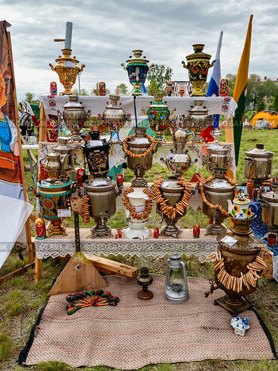 Южный Урал, экспозиция старинных самоваров на выставке. Southern Urals, an exhibition of antique samovars. Стоковое фото, фотограф Евгений Романов / Фотобанк Лори