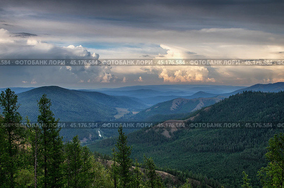 Южный Урал: грозовое небо в закатном свете. Southern Urals: stormy sky in the sunset light. Стоковое фото, фотограф Евгений Романов / Фотобанк Лори