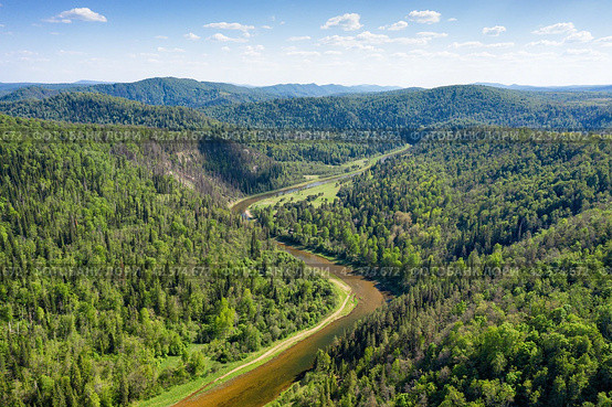 Южный Урал летом, река Зилим в урочище Культамак. Вид с воздуха. The Southern Urals in summer, the Zilim River in the Kultamak natural boundary. Aerial view. Стоковое фото, фотограф Евгений Романов / Фотобанк Лори