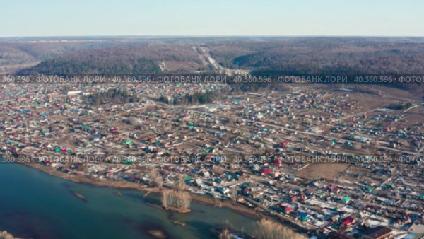 Южный Урал, село Красный Ключ. Половодье на реке Уфа. Вид с воздуха. Southern Urals, Krasny Klyuch village. High water on the Ufa River. Aerial view. (2023 год). Стоковое видео, видеограф Евгений Романов / Фотобанк Лори