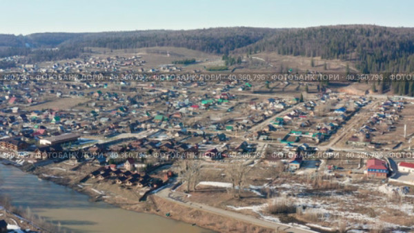 Южный Урал, село Красный Ключ. Половодье на реке Уфа. Вид с воздуха. Southern Urals, Krasny Klyuch village. High water on the Ufa River. Aerial view. (2023 год). Стоковое видео, видеограф Евгений Романов / Фотобанк Лори