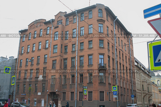 В этом доме с 1915 г. по 1918 г. жил поэт Владимир Маяковский,улица Маяковского, 52 - Санкт-Петербург. Редакционное фото, фотограф Татьяна Шикова / Фотобанк Лори