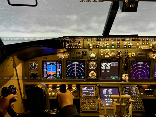 В кабине пилотов. Человек за штурвалом пассажирского самолета BOEING 737 MAX. Авиатренажеры для всех (Dream aero). Город Москва, Чертаново, ТЦ "Коламбус" Редакционное фото, фотограф Щеголева Ольга / Фотобанк Лори