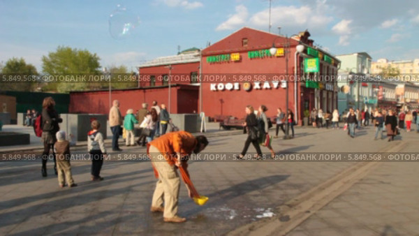 В Климентовском переулке вечером. Запуск мыльных пузырей. Москва (2014 год). Редакционное видео, видеограф Сергей Соболев / Фотобанк Лори