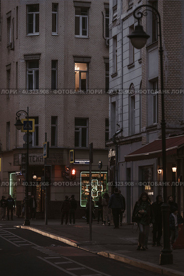 В окне на Малой Бронной (2022 год). Редакционное фото, фотограф Артём Балай / Фотобанк Лори