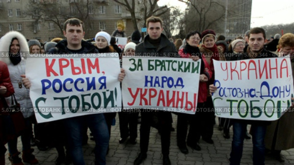В Ростове-на-Дону состоялся митинг в поддержку русскоязычного населения Крыма. "Крым, Россия с тобой!", "За братский народ Украины!" - плакаты в руках митингующих ростовчан (2014 год). Редакционное видео, видеограф Олег Пчелов / Фотобанк Лори