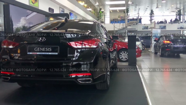 В салоне продаж новых автомобилей марки Hyundai Motors (2015 год). Редакционное видео, видеограф Кекяляйнен Андрей / Фотобанк Лори