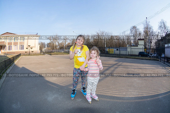 В теплый весенний вечер девочки катаются на роликах. On a warm spring evening, the girls rollerblade. (2021 год) Редакционное фото, фотограф Мария / Фотобанк Лори