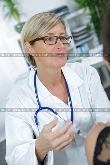 vaccination female doctor injecting vaccine. Стоковое фото, агентство Ingram Publishing / Фотобанк Лори