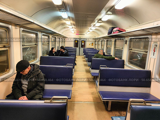 Вагон электрички с пассажирами, Москва. Редакционное фото, фотограф Мария Сергеева / Фотобанк Лори