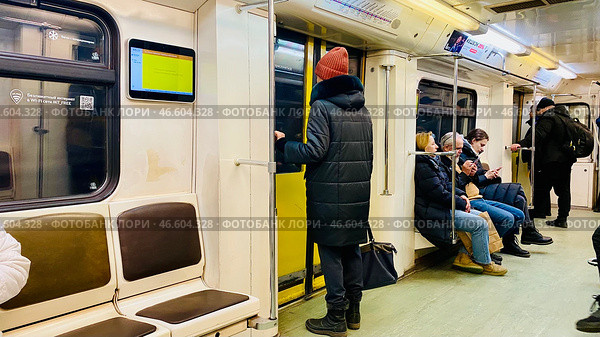 Вагон московского метро. Пассажир подошёл к выходу. Редакционное фото, фотограф Галина Сячина / Фотобанк Лори