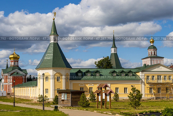 Валдайский Иверский монастырь, Валдай, Новгородская область, Россия. Вид на монастырскую стену и башни с флюгерами. Паломничество, путешествия и туризм в России. Туристическая достопримечательность. Стоковое фото, фотограф Андрей Степанов / Фотобанк Лори