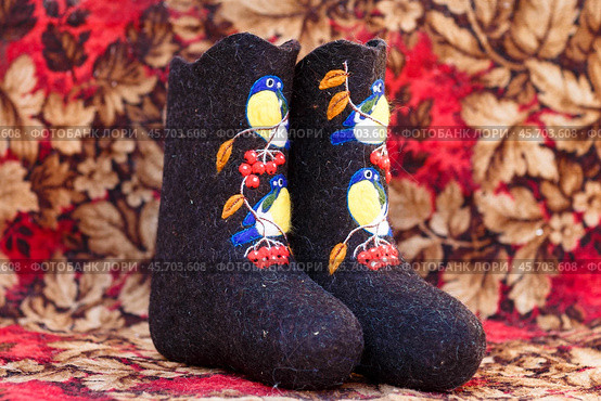 Valenki with embroidery on the background of an old carpet (2020 год). Редакционное фото, фотограф Андриян Григорьевич Чаркин / Фотобанк Лори