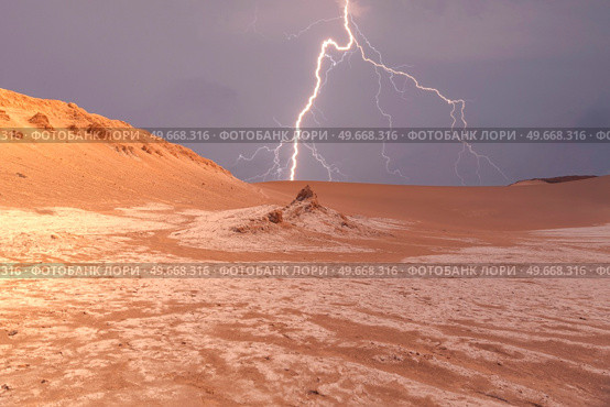 Valle de la Luna (Moon Valley) close to San Pedro de Atacama, Chile. Стоковое фото, агентство Ingram Publishing / Фотобанк Лори