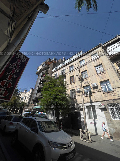 Vano Sarajishvili Street. The lower part. Tbilisi. Georgia. 03.09.23 (2023 год). Редакционное фото, фотограф Ярославский Максим / Фотобанк Лори