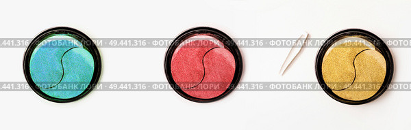 Various facial eye patches in jar with tweezers. Hydrogel patch.  Anti aging and lifting . Face skin care. Hydrating and wrinkles patch. Top view with copy space .Beauty blog.Modern cosmetic concept. Стоковое фото, агентство Ingram Publishing / Фотобанк Лори
