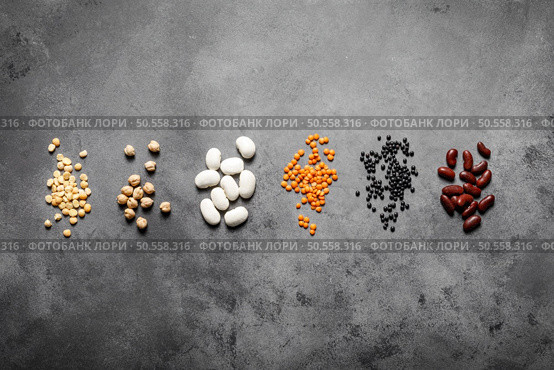 Various types of legumes, beans, lentils. chickpeas and peas, top view. Стоковое фото, агентство Ingram Publishing / Фотобанк Лори