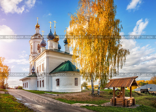 Варваринская церковь и колодец The Varvarinskaya Church and the wooden well (2017 год). Стоковое фото, фотограф Baturina Yuliya / Фотобанк Лори
