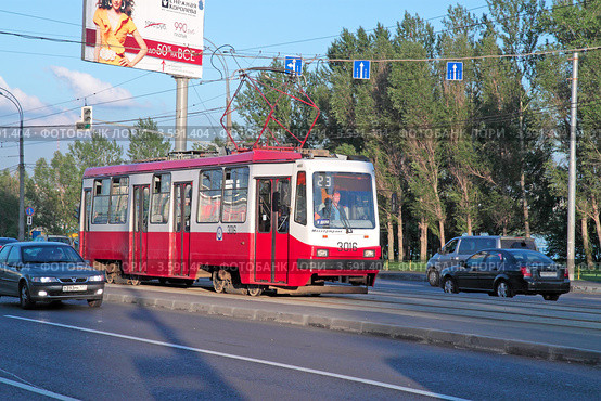 Вечерний трамвай. Строгино. Москва (2012 год). Редакционное фото, фотограф Сергей Соболев / Фотобанк Лори