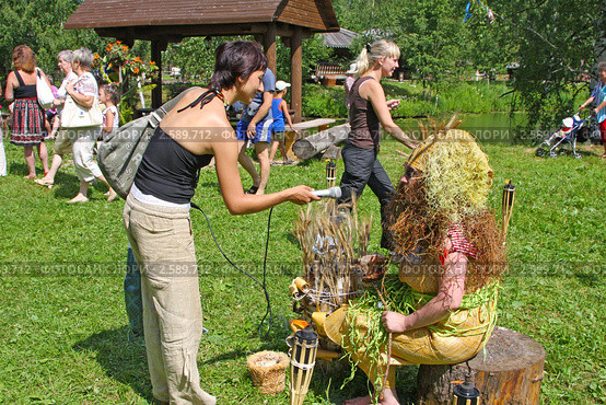 Ведьма из сказки на фестивале флористики (2010 год). Редакционное фото, фотограф ElenArt / Фотобанк Лори