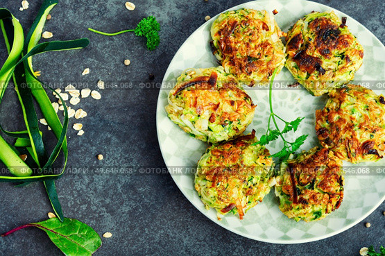 Vegan cutlets from zucchini, oatmeal and greens. Healthy food, vegetable cutlet. Vegan zucchini cutlets or fritter. Стоковое фото, агентство Ingram Publishing / Фотобанк Лори