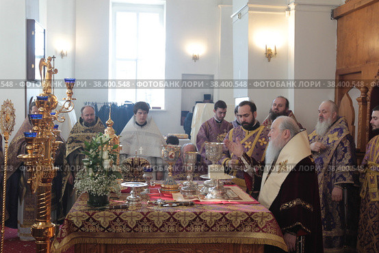 Великий четверг в Бобреневом монастыре, митрополит Ювеналий и духовенство в алтаре (2018 год). Редакционное фото, фотограф Дмитрий Неумоин / Фотобанк Лори