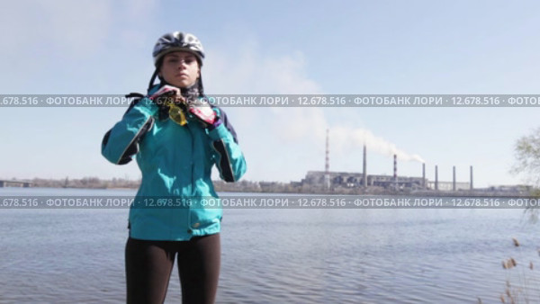 Велосипедистка снимает шлем. Стоковое видео, видеограф Потийко Сергей / Фотобанк Лори