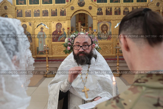 Венчание военного пришедшего из зоны СВО Юрия и Светланы. Редакционное фото, фотограф Дмитрий Неумоин / Фотобанк Лори