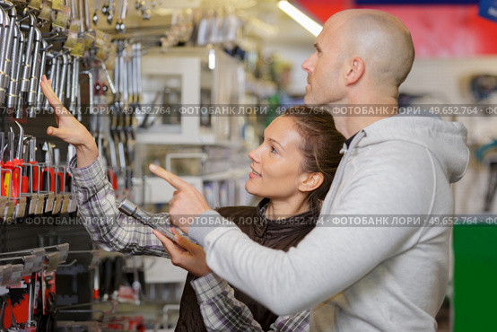 vendor assisting a customer in the hardware shop. Стоковое фото, агентство Ingram Publishing / Фотобанк Лори